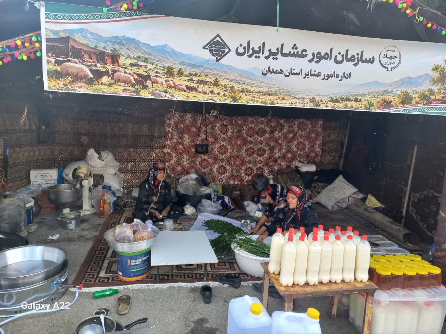 سیاه چادر برپا شده اداره امور عشایر استان همدان در نمایشگاه توانمندی‌های روستایی و عشایری در نمایشگاه بین المللی تهران